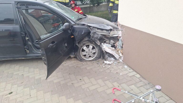 Tragedie la Vicovu de Sus. Un bătrân de 80 de ani a făcut infarct la volan și s-a izbit cu mașina în peretele unei case
