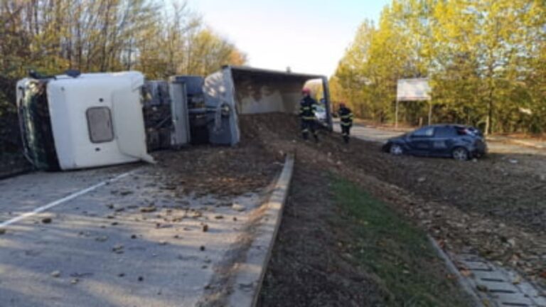 Camion răsturnat în noroi după o excavare ilegală. Doi frați din Rădăuți s-au ales cu dosar penal și au rămas fără mașini după ce au furat balast din râul Suceava