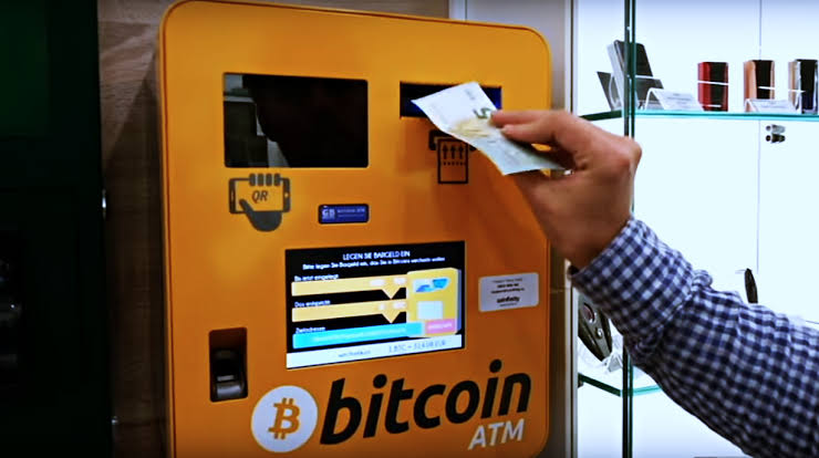 O pensionară de 72 de uni din Suceava a fost escrocată la un bancomat Bitcoin. Femeia a vrut să îi trimită bani unui nepot în Yemen, dar s-a trezit cu portofelul golit de escroci