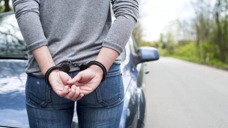 Doi tineri din Câmpulung Moldovenesc au fost reținuți pentru șantaj după ce au cerut bani ca să nu publice poze compromițătoare cu un bărbat