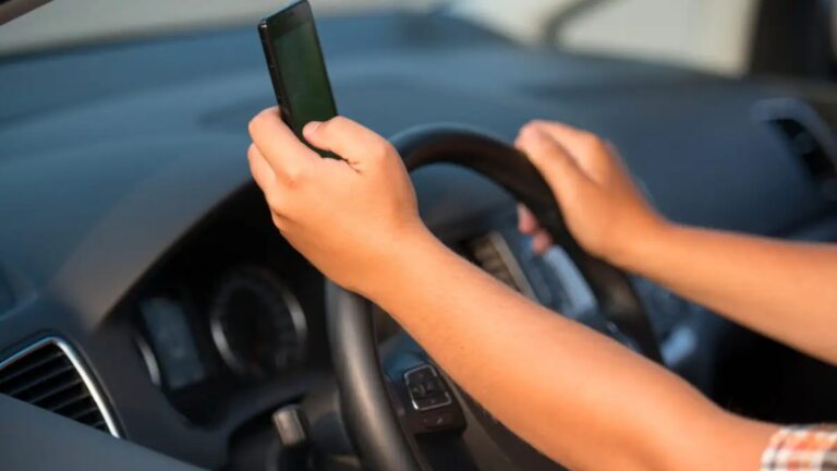 O adolescentă de 16 ani a fost lovită de o autoutilitară chiar pe podețul casei sale după ce șoferul a fost distras de telefonul mobil la Mănăstirea Humorului