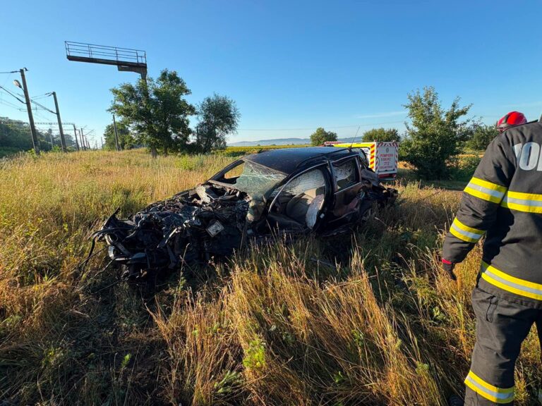 Tragedie la trecerea la nivel cu calea ferată din Văratec. Un șofer de 47 de ani din Prelipca a murit după ce a ignorat semnalele luminoase și a fost izbit în plin de trenul Timișoara – Iași