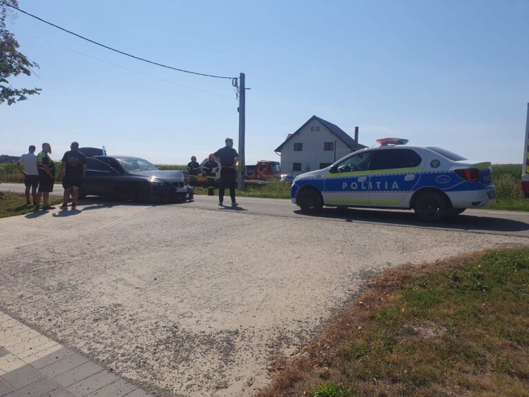 Impact între un Mercedes și un BMW între Suceava și Mitocu Dragomirnei. Un bătrân de 71 de ani a virat la stânga în timp ce era depășit de un tânăr de 25 de ani, iar o pasageră a ajuns la spital