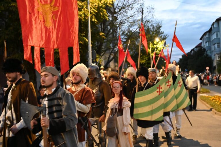 Debut spectaculos pentru Festivalul de Artă Medievală „Ștefan cel Mare” de la Suceava. Peste 500 de cavaleri, domnițe și artiști au defilat cu făclii în cea mai mare paradă din țară
