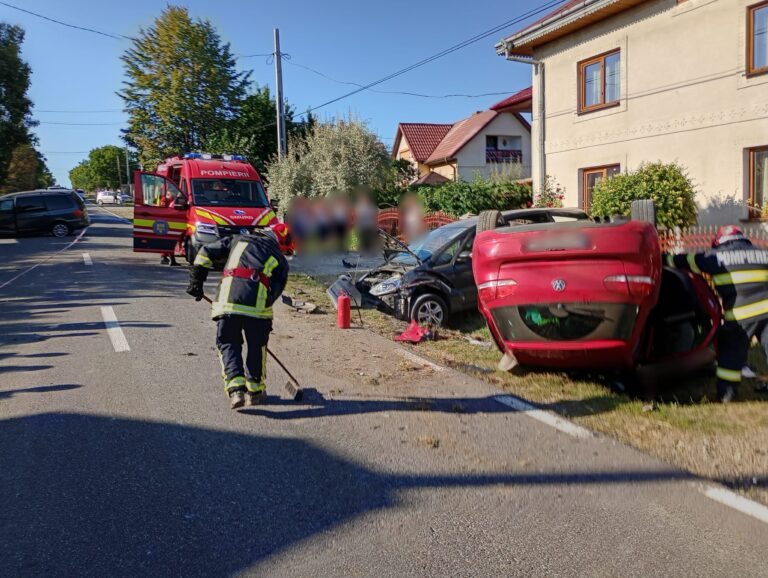Două persoane au ajuns la spital după ce o mașină s-a răsturnat după ce un șofer s-a angajat în depășirea unei coloane de mașini, la Clit