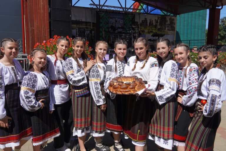 Festivalul „Baia, File de Istorie” a ajuns la a XLV-a ediție. Mii de oameni au sărbătorit hramul comunei pe esplanada din fața Primăriei: „În fiecare an, de Sfânta Maria Mare, ne adunăm pentru a ne bucura împreună de frumusețea comunei noastre și de tot ceea ce am reușit să construim cot la cot”