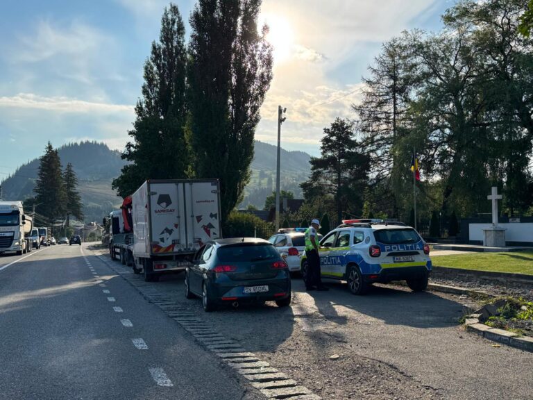 Razie de amploare a polițiștilor din Câmpulung Moldovenesc pe drumurile cu risc și în zonele cu probleme. Zeci de amenzi, permise suspendate și un turist bucureștean prins cu motocicleta neînmatriculată, la Frumosu