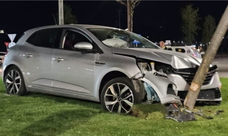 Un bărbat s-a înfipt cu mașina într-un copac din parcarea Iulius Mall Suceava după ce s-a urcat băut la volan