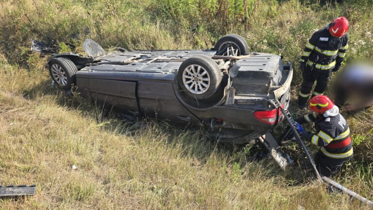 Accident urmat de răsturnare pe centura Rădăuți. O mașină s-a dat peste cap în șanț după impactul cu un biciclist băut care a virat brusc la stânga