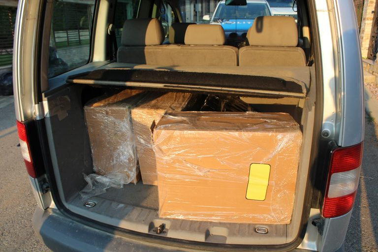Transport uriaș de țigări de contrabandă oprit în trafic la Sfântu Ilie după o urmărire în trafic. Un bărbat din Dornești a fost reținut, iar prejudiciul depășește 150.000 de lei