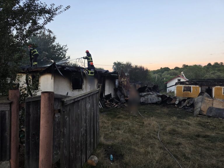 Incendiu devastator izbucnit de la jocul unui copil cu chibriturile la Călinești. Două gospodării au fost afectate, iar pagubele depășesc 90.000 de euro