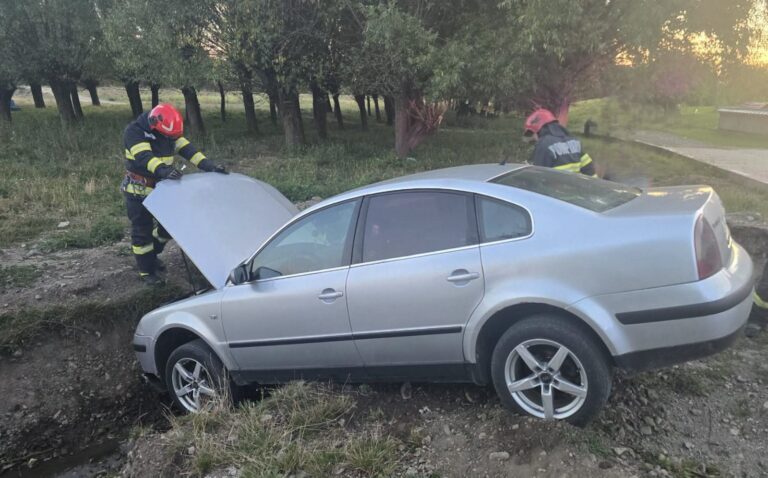 Un tânăr de 26 de ani a intrat intenționat cu mașina într-un șanț după o certă cu părinții, la Costișa