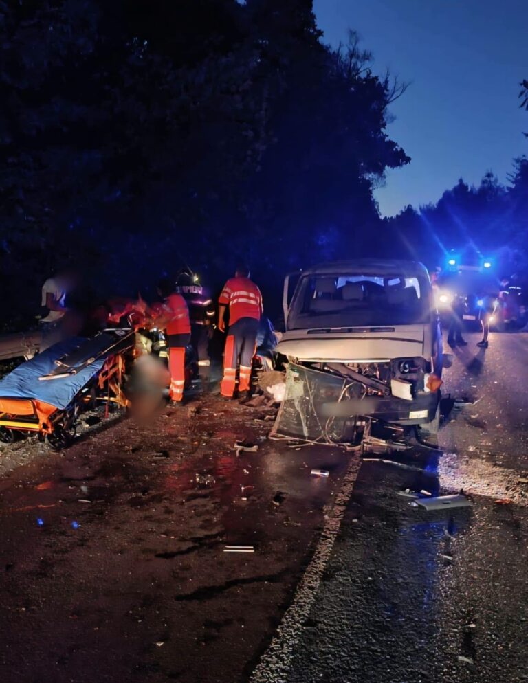 Accident grav cauzat de o depășire riscantă între Frătăuții Vechi și Frătăuții Noi, soldat cu trei mașini avariate, un parapet distrus și cinci persoane rănite