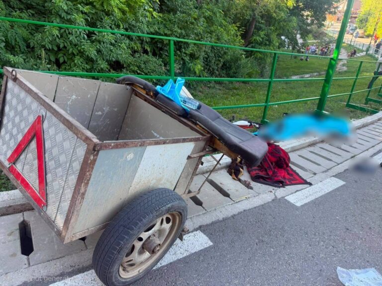 Un bărbat a murit, iar două femei de peste 70 de ani au ajuns la spital după ce s-au răsturnat cu un motocultor cu remorcă artizanală, la Stamate