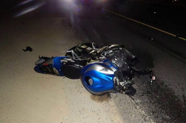 Accident grav de motocicletă la Salcea. Un tânăr de 28 de ani și pasagerul său au ajuns la spital după ce s-au răsturnat într-un șanț din beton