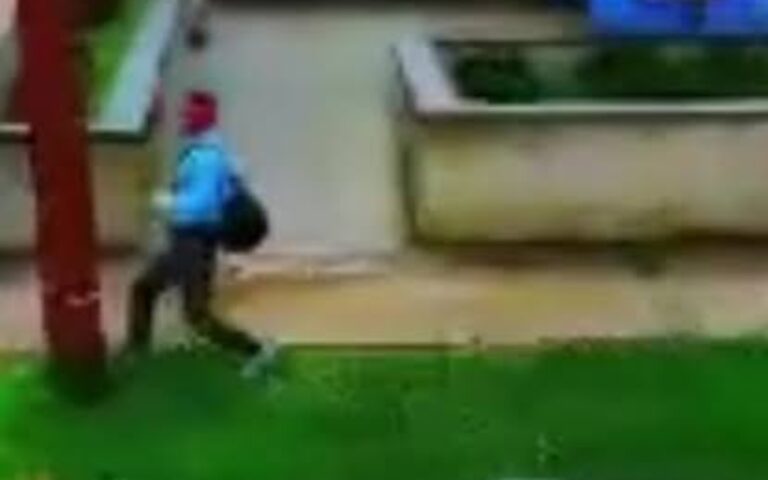 Un cerșetor beat criță s-a dat cap în cap cu un stâlp după ce a înjurat un șofer, la Vicovu de Sus. Individul a fost internat la Psihiatrie