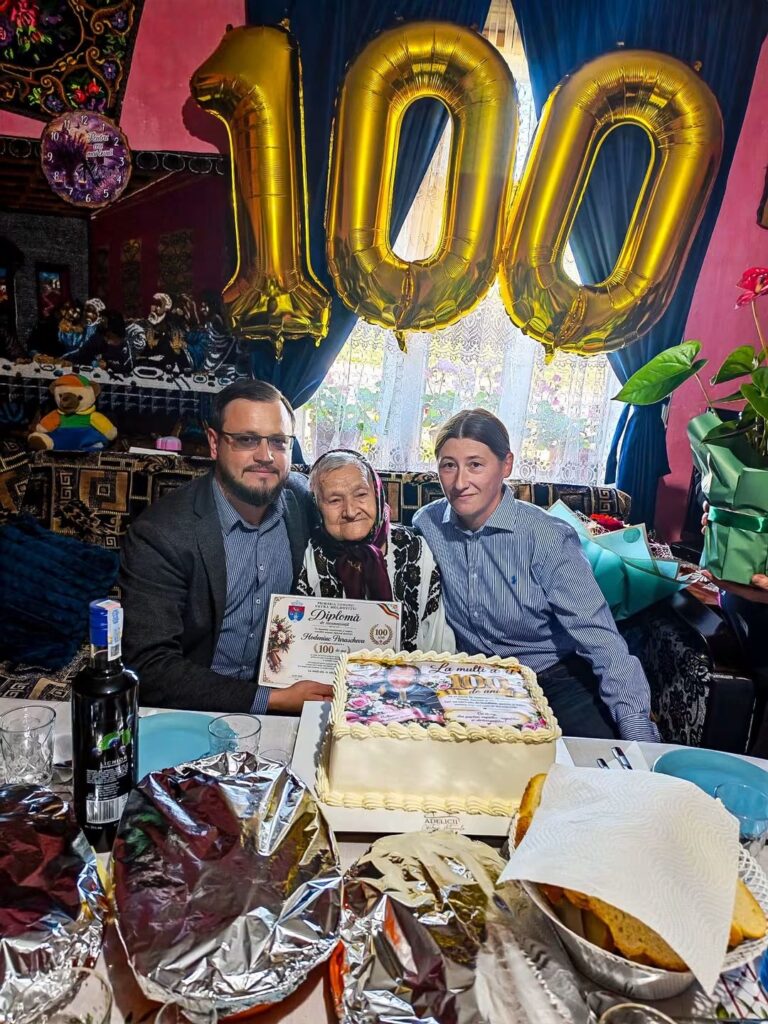 O localnică din Vatra Moldoviței a fost sărbătorită la împlinirea vârstei de 100 de ani de familie și comunitate