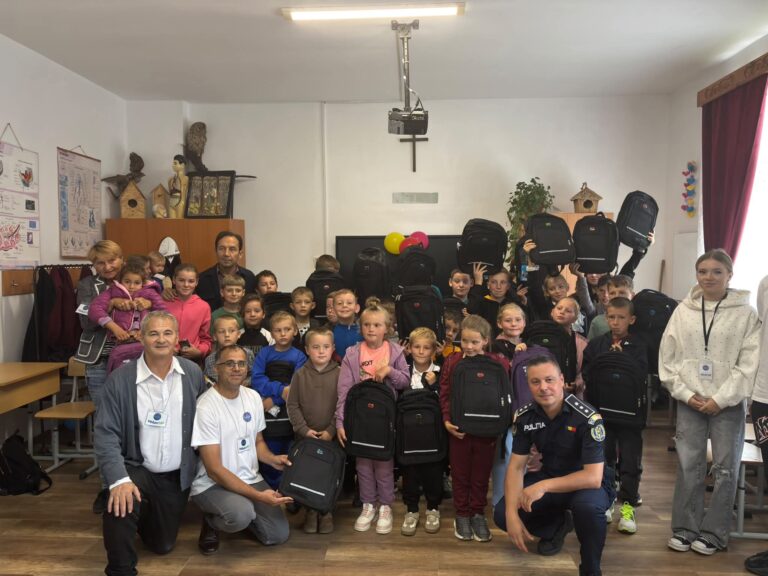 Ghiozdane și rechizite pentru peste 100 de elevi din zonele izolate ale Sucevei. Campanie de prevenire a abandonului școlar derulată de polițiști și Asociația EuroActiv la Izvoarele Sucevei, Bobeica și Brodina de Sus