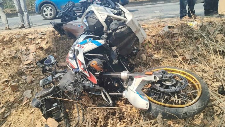 Accident rutier pe DN 17, la Ilișești. Un adolescent de 17 ani aflat pe un motocross a ajuns la spital după ce s-a izbit într-un buldoexcavator