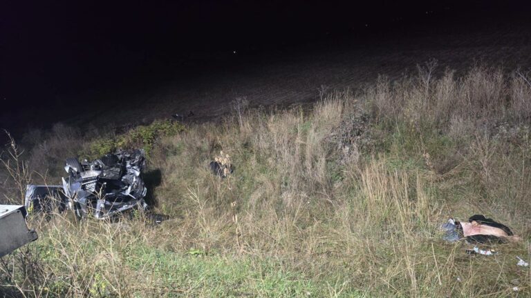 Un tânăr de 31 de ani a murit pe loc pe centura Rădăuțiului după ce s-a răsturnat de mai multe ori cu un Mercedes adus din Marea Britanie