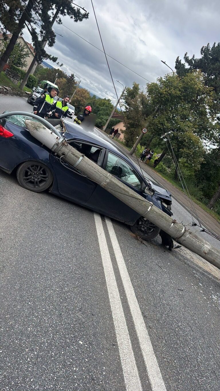 Impact violent pe Calea Unirii din Suceava. Un șofer a schimbat banda fără să se asigure, a lovit o altă mașină și s-a oprit într-un stâlp de beton pe care l-a doborât peste propriul vehicul