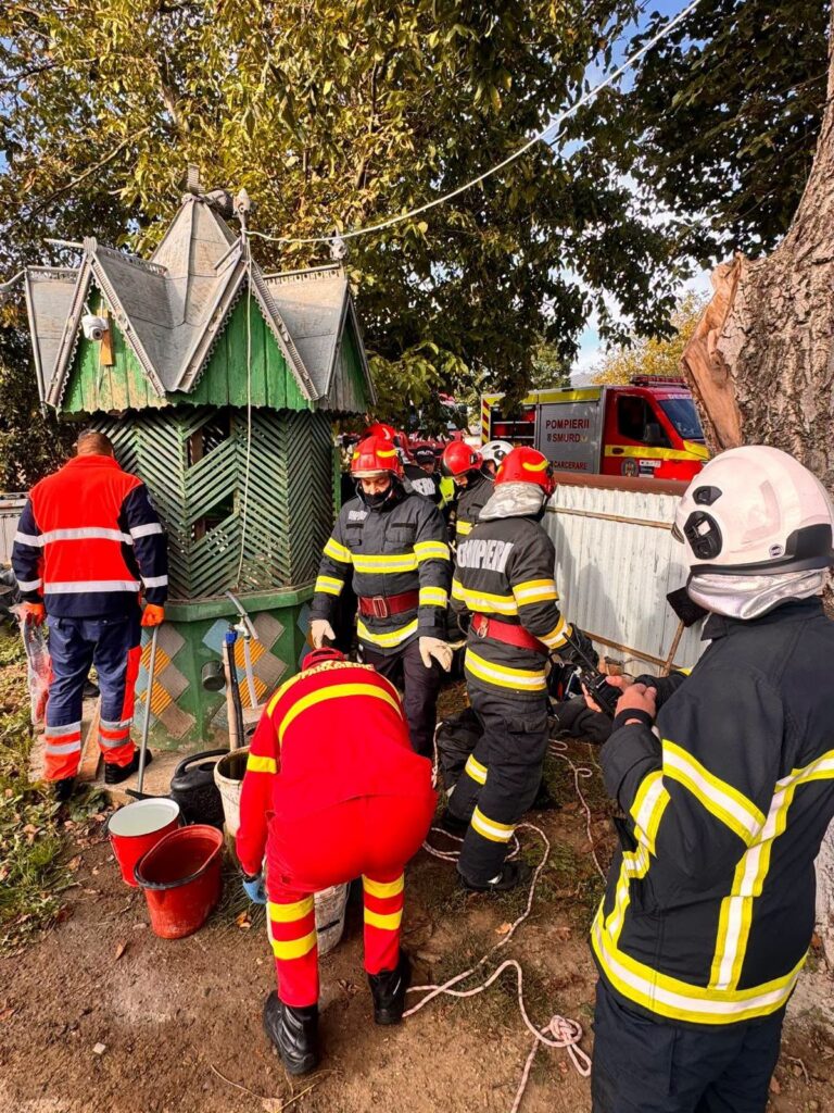 Un bătrân de 86 de ani din Zvoriștea a fost salvat de polițiști și pompieri după ce a căzut în puțul unei fântâni când încerca să scoată o găleată cu apă