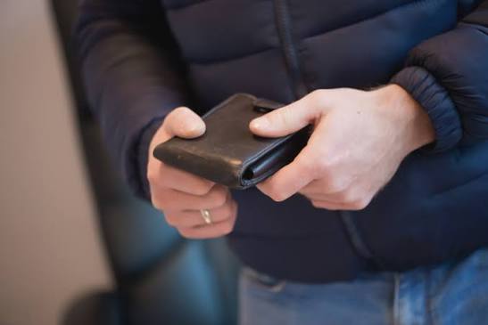 Un tânăr din Drăgoiești s-a ales cu dosar penal și internare la Psihiatrie după ce a spart sediul unei firme din Suceava și a încercat să cumpere cafea cu un card furat