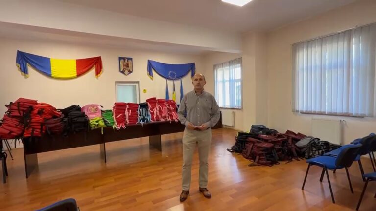 Primarul Neculai Miron de la Bosanci a demarat o acțiune filantropică la început de an școlar. 469 de ghiozdane și fonduri pentru îmbrăcăminte destinate elevilor din familii nevoiașe din județul Suceava: „Cu aceste rechizite dorim să ajutăm persoanele aflate în vulnerabilitate, familiile nevoiașe din întreg județul Suceava”