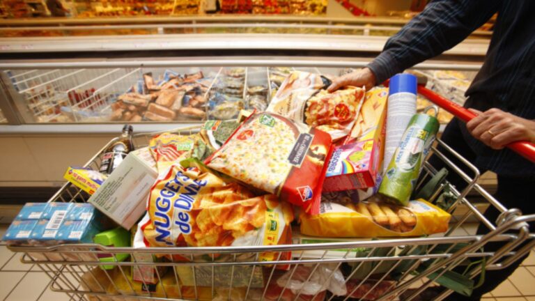 Un bărbat și o femeie au scanat un singur produs dintr-un cărucior plin și au încercat să fugă dintr-un magazin Lidl cu produse în valoare de peste 1.000 de lei
