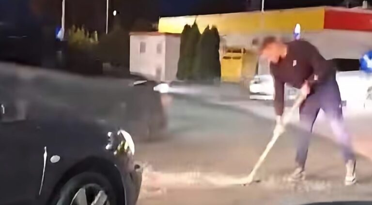 Un șanț din dreptul sensului giratoriu de la Iulius Mall, rămas neasfaltat vineri, a aglomerat de patru zile traficul pe Calea Unirii, iar luni dimineață coloanele de mașini s-au întins până la Plopeni