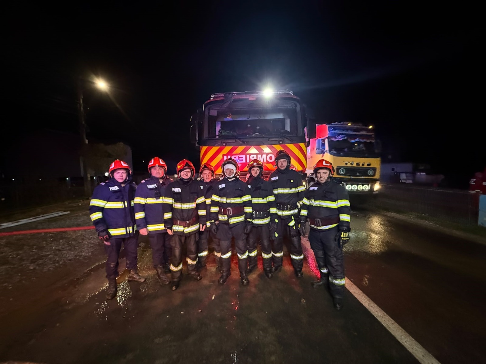 Pompieri care au intervenit la incendiul din Frumosu