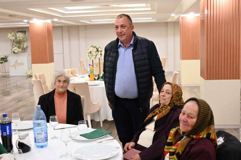 Ziua Vârstnicilor a adunat la Șcheia seniori din comună, alături de primarul Cristi Burac, iar la final elevii Școlii Gimnaziale „Dimitrie Păcurariu” le-au pregătit o surpriză muzicală