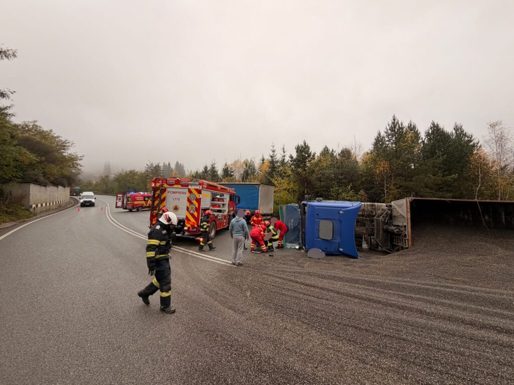 Intervenția pompierilor la TIR-ul răsturnat pe DN 17, la Valea Putnei