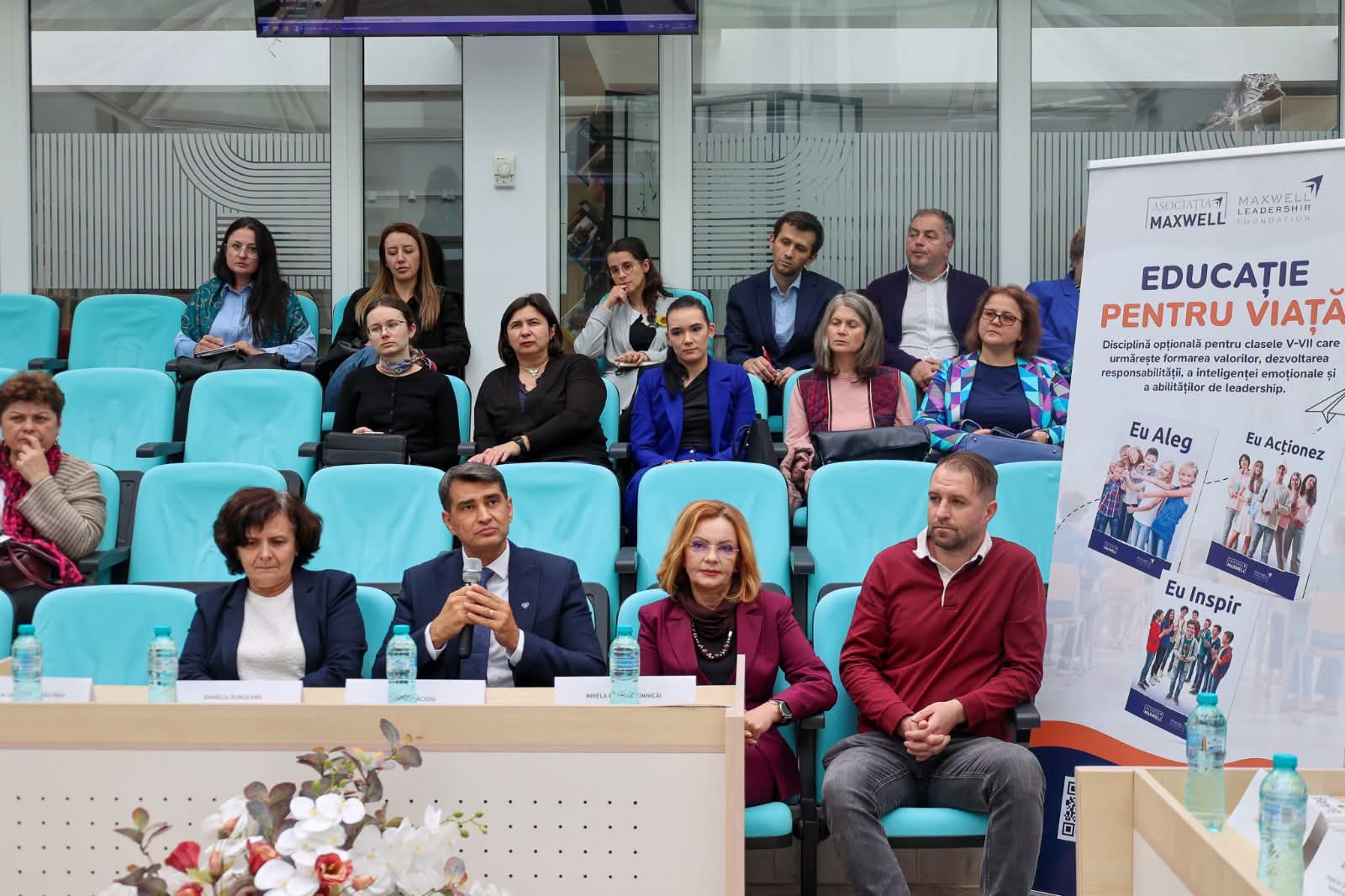 Participanți la prezentarea programelor educaționale Maxwell