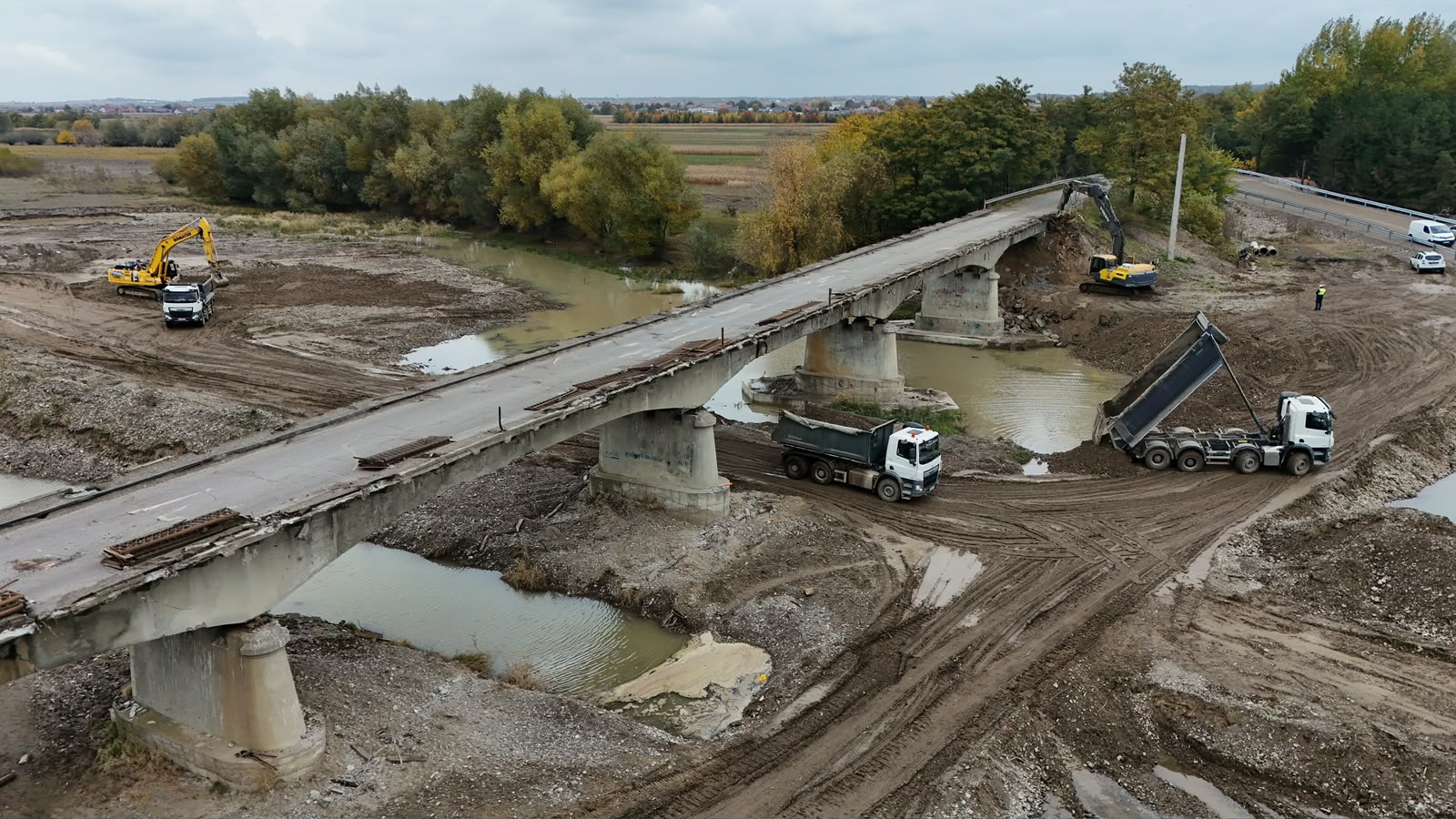 Camioane și excavatoare la podul de la Cornu Luncii