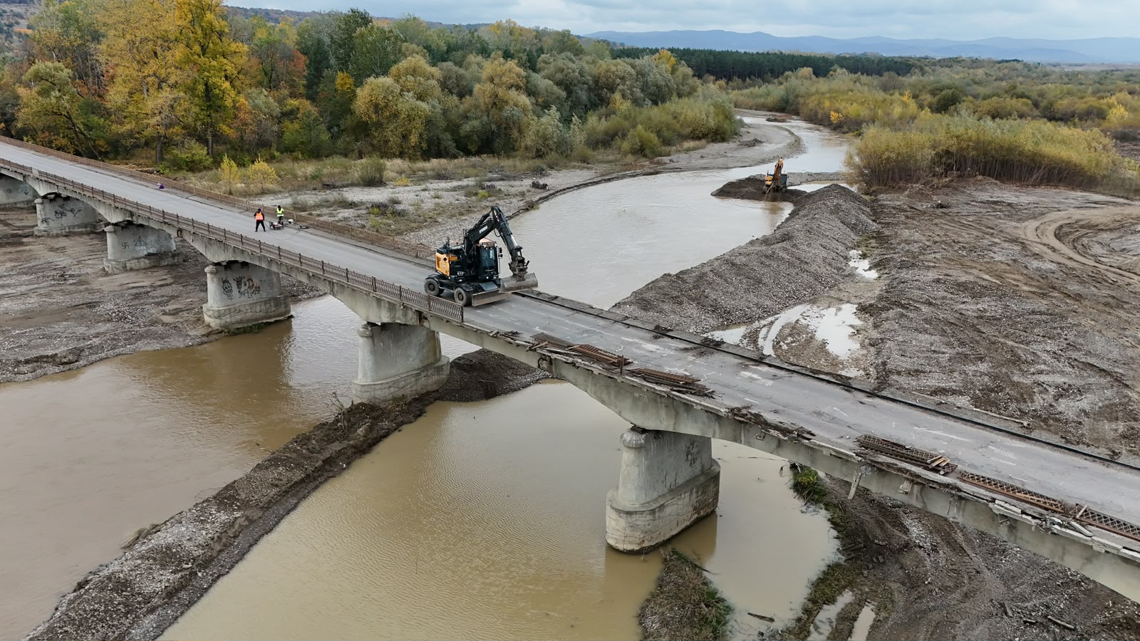 Excavator pe tabliera podului de la Cornu Luncii