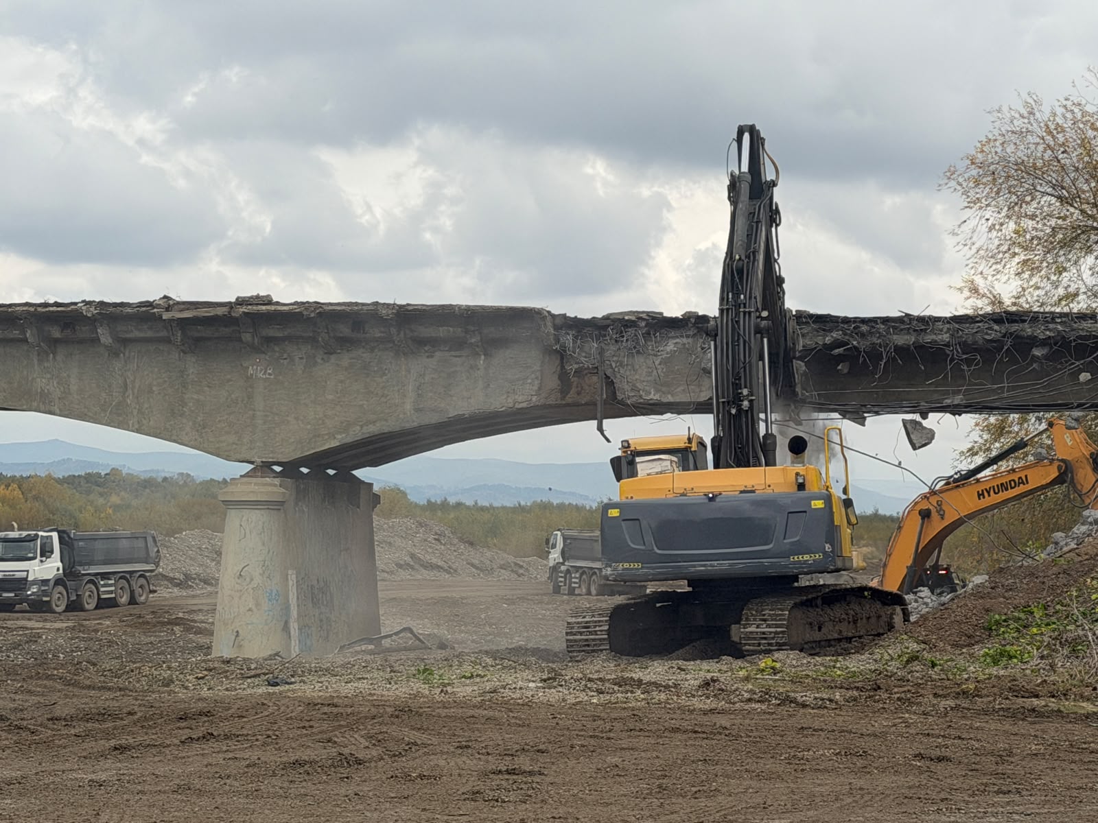 Demolarea podului de la Cornu Luncii