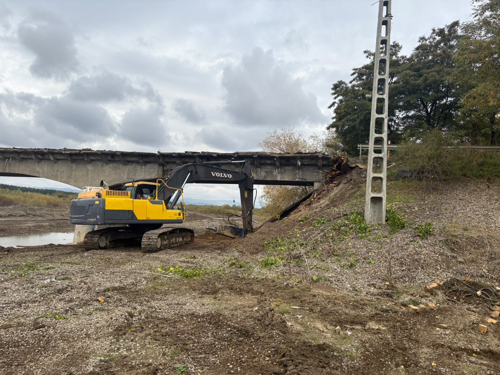 Excavator la podul de la Cornu Luncii