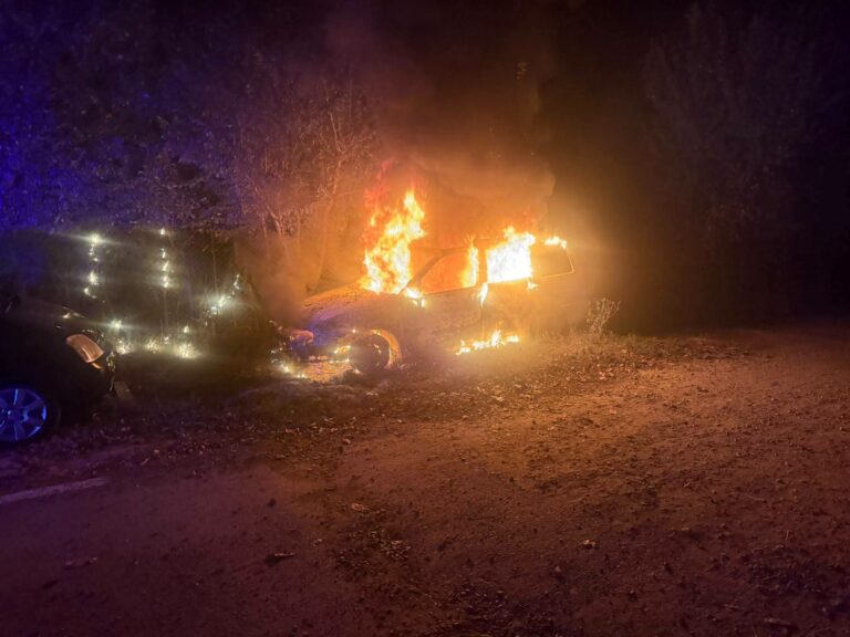 Un autoturism abandonat a fost incendiat pe o stradă din Ițcani în urma unui conflict între vecini