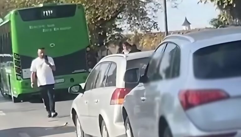 Accident în lanț pe drumul dintre Ipotești și Suceava. O mamă și doi copii au ajuns la spital după ce o mașină a proiectat vehiculul lor într-un autobuz TPL