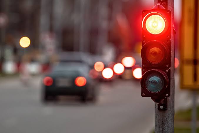 Accident produs pe bulevardul principal al Sucevei de un șofer de 19 ani a trecut pe roșu și a lovit în plin o mașină care circula regulamentar